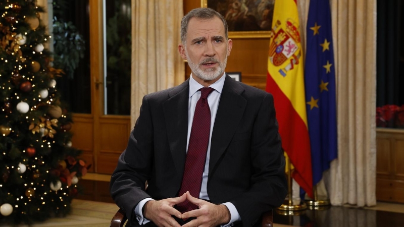 El rey Felipe VI pronuncia su tradicional discurso de Nochebuena, en el Palacio de la Zarzuela.