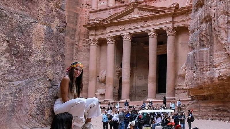 Turistas en el templo de Petra, en Jordania