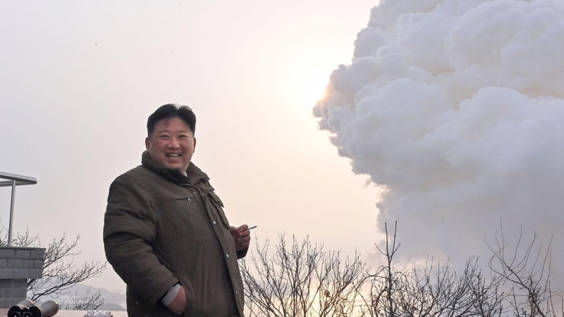 Imagen de Kim Jong-un, líder de Corea del Norte, durante una prueba militar hace pocos días.