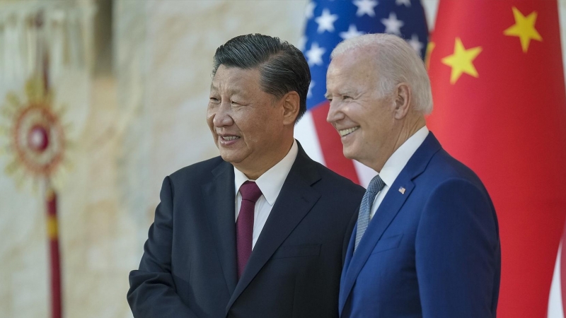 Xi Jinping, presidente de China, saluda a Joe Biden, presidente de EEUU, en la cumbre del G20 en Indonesia.