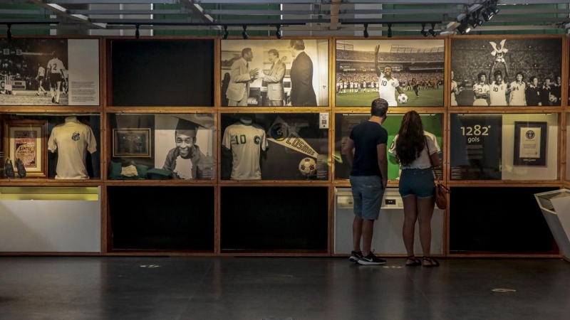 Visitantes en el museo dedicado a Pelé en la ciudad brasileña de Santos, en el estado de Sao Paulo. E.P./dpa/Suamy Beydoun