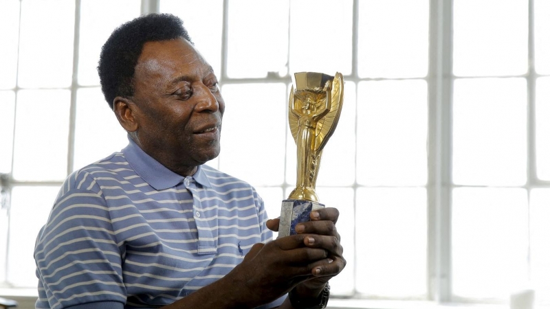 Pele posa con el trofeo del Mundial de Fútbol de 1958 durante una entrevista en Nuedva York en abril de 26. REUTERS/Lucas Jackson