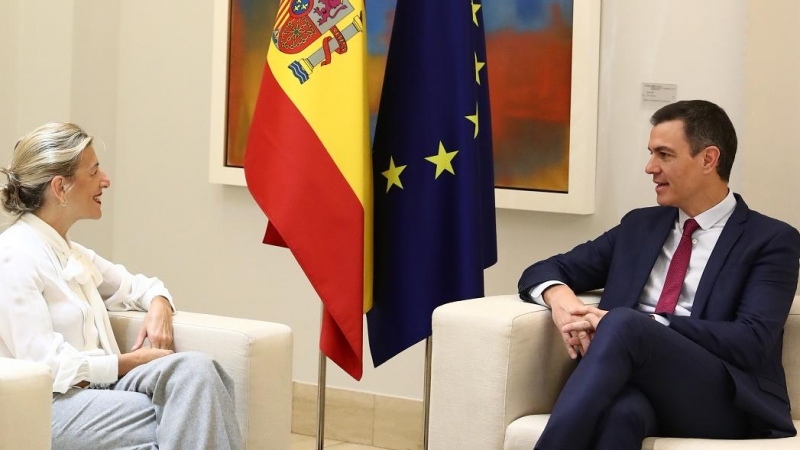 El presidente del Gobierno, Pedro Sánchez, junto a la vicepresidenta segunda Yolanda Díaz, en un encuentro este martes en Moncloa.