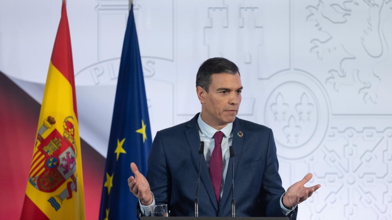 El presidente del Gobierno, Pedro Sánchez, comparece en rueda de prensa tras el último Consejo de Ministros, en el Complejo de la Moncloa, a 27 de diciembre de 2022, en Madrid (España).
