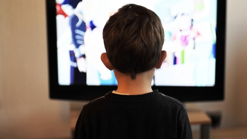 Imagen de un niño viendo la tv