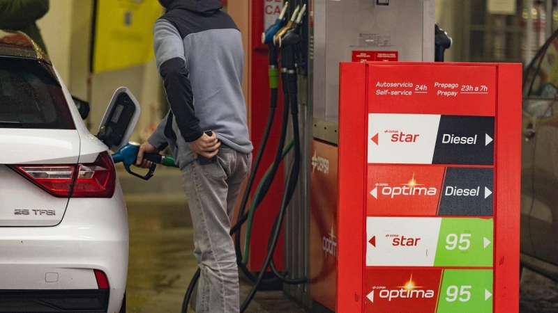 a pesar de Discriminar letal El fin de la bonificación a los combustibles abre una guerra entre  gasolineras para ver quién mantiene mejores descuentos | Público
