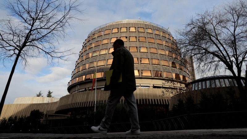 Un hombre pasa junto a la sede del Tribunal Constitucional, en Madrid, a 20 de diciembre de 2022.