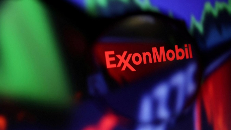 El logo de la petrolera estadounidense Exxon Mobil. REUTERS/Dado Ruvic/Illustration