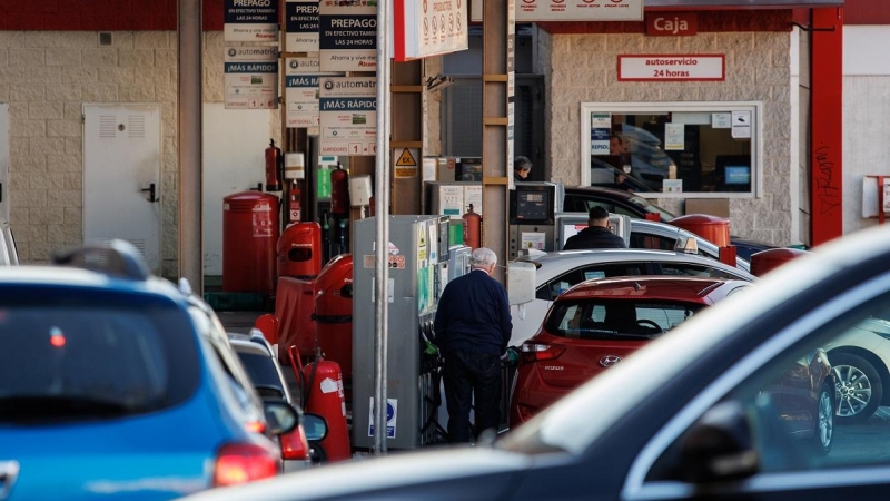 Coches repostando en una gasolinera, de Madrid el día 27 de diciembre, cuando el Gobierno anuncia que la bonificación para los combustibles finalizará a partir de 2023.