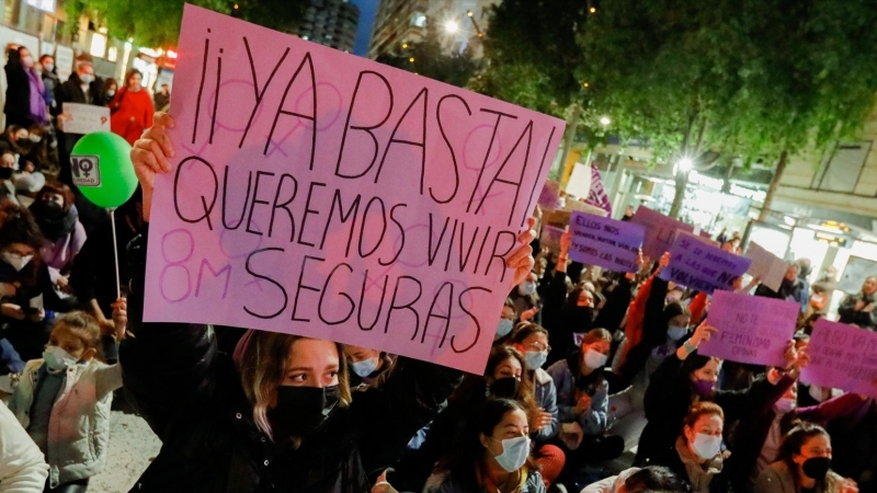 Un grupo de mujeres participa en una manifestación por el 8M, Día Internacional de la Mujer, en Murcia.