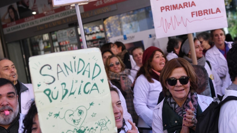 Varios manifestantes exigen la mejora de la Atención Primaria en la Sanidad Pública, frente a la Asamblea de Madrid, a 1 de diciembre de 2022