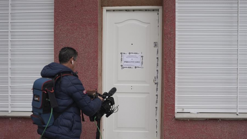 29/12/22 Imagen de la entrada de la vivienda de Vallecas donde fue hallado el cadáver de una joven presuntamente asesinada por la expareja de su madre.