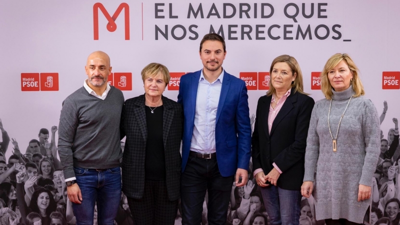 El secretario general del PSOE de Madrid, Juan Lobato, junto a otros integrantes de la federación socialista madrileña.