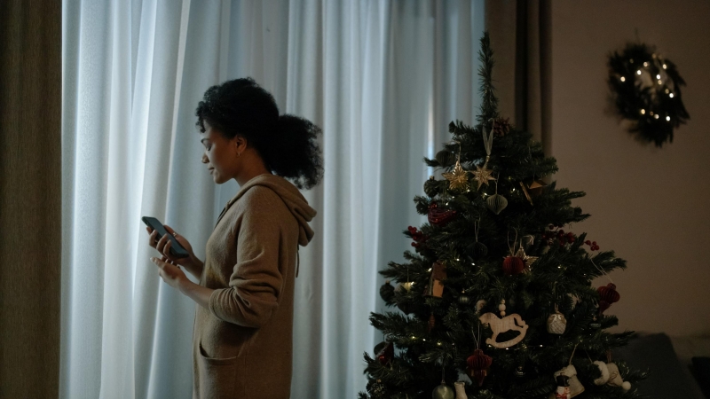 Foto de archivo de una mujer triste en Navidad