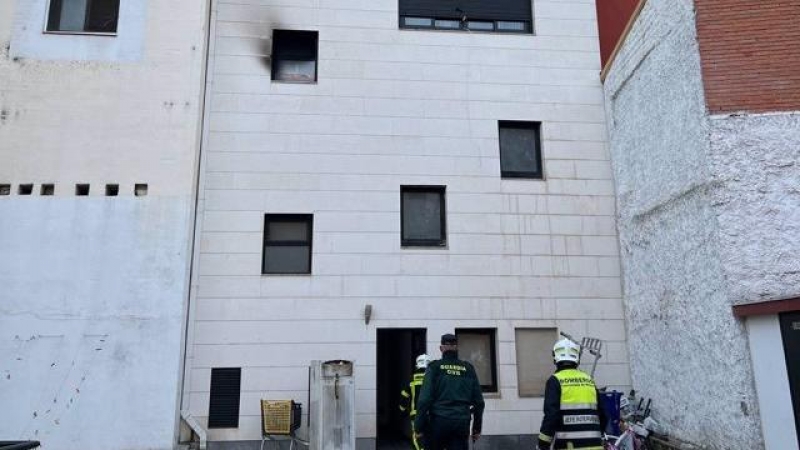 Imagen del edificio incendiado en Collado Villalba (Madrid), donde residían al menos 15 familias que ocupaban el inmueble vacío propiedad de la Sareb.