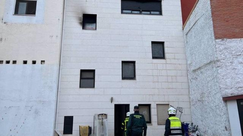 Imagen del edificio incendiado en Collado Villalba (Madrid), donde residían al menos 15 familias que ocupaban el inmueble vacío propiedad de la Sareb.