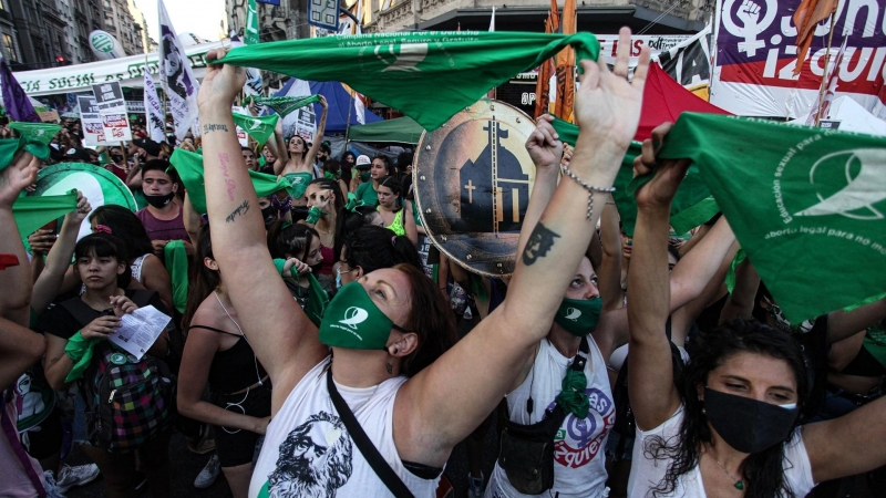 Miles de mujeres se manifestaron frente al congreso argentino mientras senadores discuten la ley para el aborto legal, seguro y gratuito