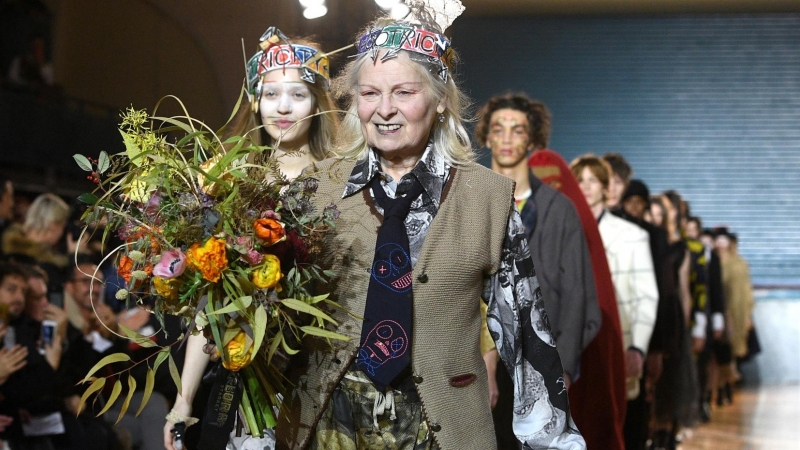 La diseñadora Vivienne Westwood tras uno de sus desfiles durante la Semana de la Moda Masculina de Londres a 09 de enero de 2017