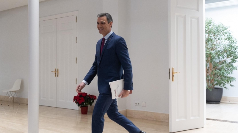 El presidente del Gobierno, Pedro Sánchez, a su llegada a una rueda de prensa tras el último Consejo de Ministros, en el Complejo de la Moncloa, a 27 de diciembre de 2022, en Madrid