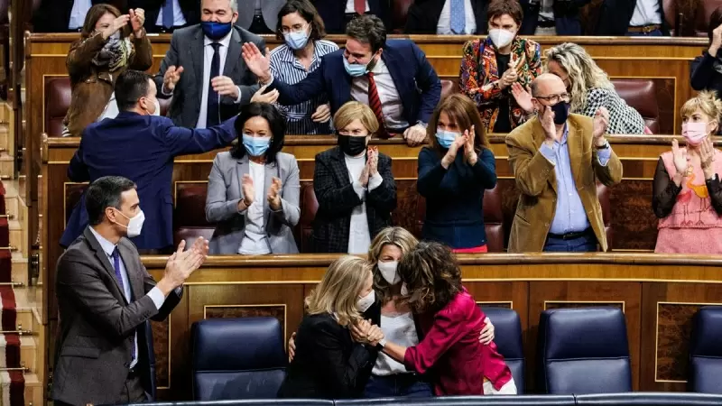 03/02/2022.- Pedro Sánchez, Nadia Calviño, Yolanda Díaz y María Jesús Montero aplauden la aprobación de la reforma laboral tras una votación de infarto. Alejandro Martínez Vélez / Europa Press