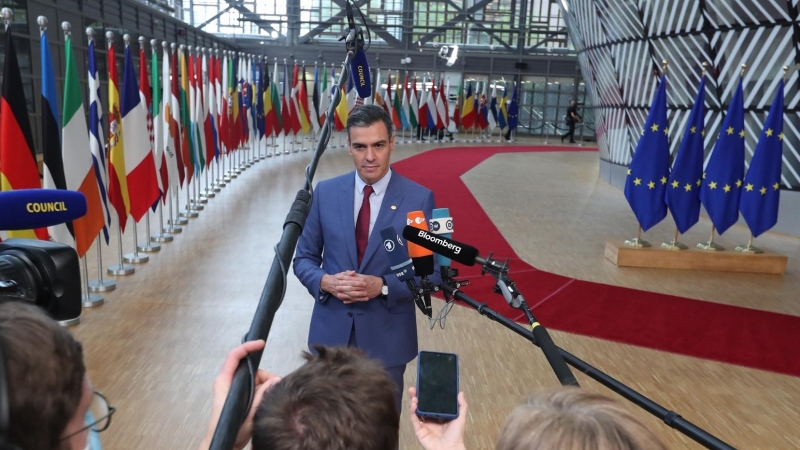 El presidente del Gobierno, Pedro Sánchez, responde a los medios antes de participar en un Consejo Europeo de la UE.