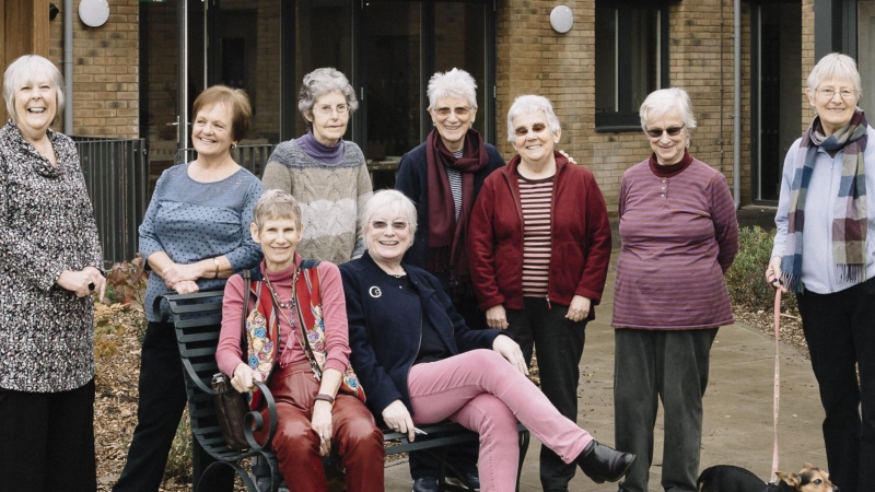 2/1/23 Grupo de residentes en un 'cohousing' londinense.