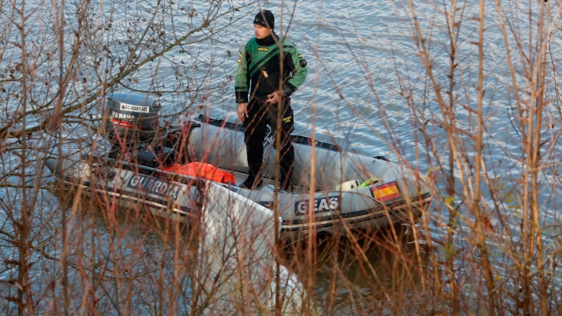 Un guardia civil en la búsqueda del piloto desaparecido en el río Duero, a 21 de diciembre de 2022, en Villamarciel, Valladolid, Castilla y León (España)