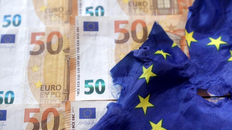 Ilustración de una bandera desgarrada de la Unión Europea junto a billetes de euros, el pasado 7 de septiembre de 2022.