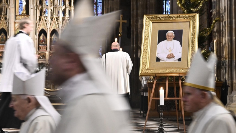 Imagen de varios sacerdotes velando a Benedicto XVI, tras conocerse su muerte, en la Catedral de Praga.