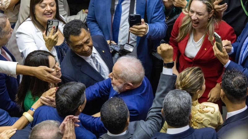 El presidente electo de Brasil, Luiz Inacio Lula da Silva, es recibido en el Congreso Nacional por numerosos jefes de estado y funcionarios gubernamentales durante su ceremonia de investidura.