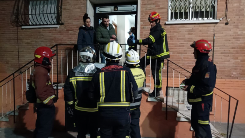 Bomberos desalojan a vecinos de un edificio de San Fernando de Henares (Madrid)