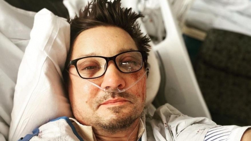 El actor Jeremy Renner comparte un 'selfie' desde el hospital tras sufrir un accidente con una máquina quitanieves.