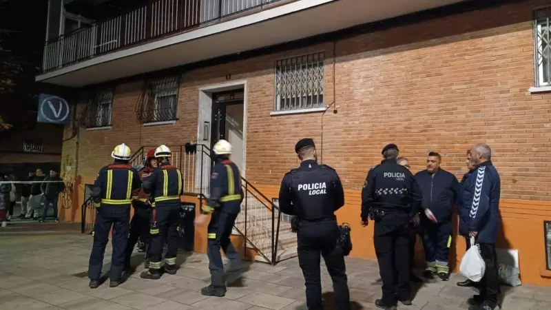 Bomberos y Policía Municipal durante el desalojo del último edificio afectado por las obras de la línea 7B de metro en San Fernando de Henares, Madrid, el pasado martes.