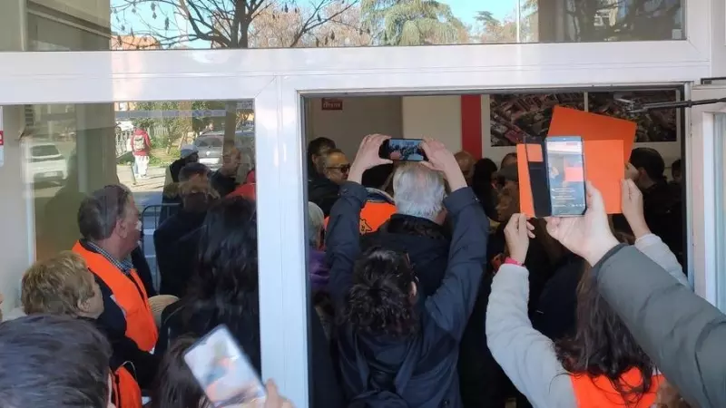 Afectados por la obras del metro en San Fernando de Henares se encierran en la oficina de atención para protestar contra la gestión de Ayuso