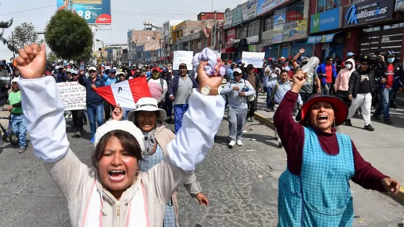 Manifestantes marchan este miércoles en contra del Gobierno de la presidenta Dina Boluarte, en las calles de la ciudad de Arequipa (Perú).
