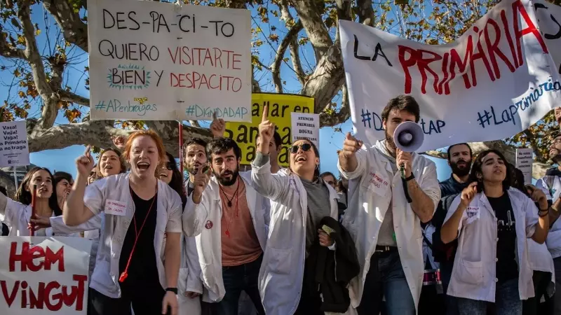 Concentración de médicos ante el Parlament de Catalunya