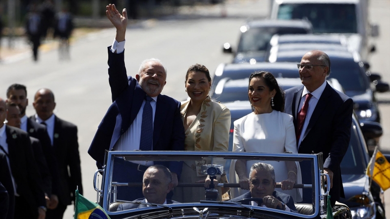 El presidente de Brasil, Luiz Inácio Lula da Silva, junto a la primera dama, el vicepresidente del país, Geraldo Alckmin, y su mujer, en la investidura del mandatario en Brasilia