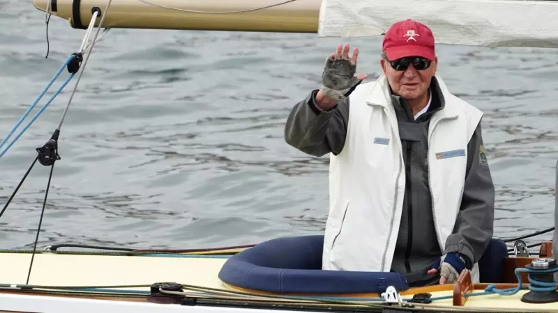 El rey emérito Juan Carlos I a bordo del Bribón en su visita a Sanxenxo, a 23 de mayo de 2022.