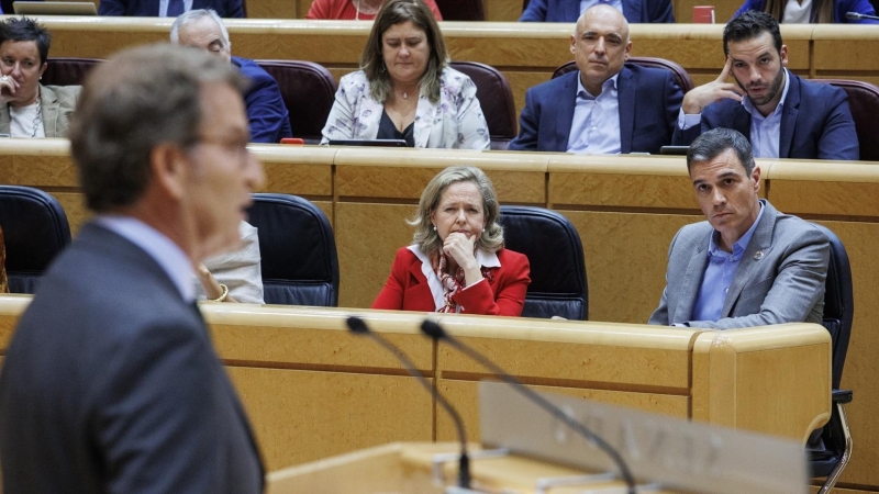 5/1/23 Nadia Calviño y Pedro Sánchez atienden a la intervención de Alberto Núñez Feijóo el pasado 18 de octubre en el Senado.