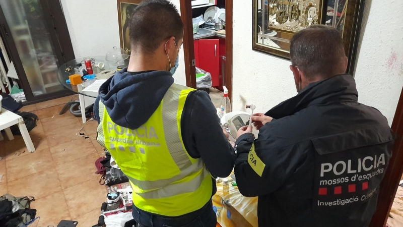 Dos agents de la Guàrdia Urbana i els Mossos al punt de venda i consum de droga desmantellat.