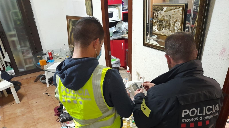 Dos agents de la Guàrdia Urbana i els Mossos al punt de venda i consum de droga desmantellat.