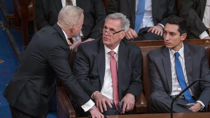 El líder republicano de la Cámara Kevin McCarthy conversa con el representante republicano electo de Nueva Jersey Jefferson Van Drew