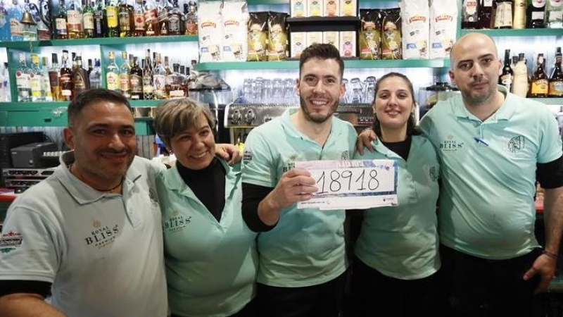 6/1/23 Personal de la cafetería Calusa, en en Las Cabezas de San Juan, (Sevilla). posa tras haber repartido 3,5 millones en 140 décimos agraciados con el tercer premio del sorteo de 'El Niño' de este viernes.