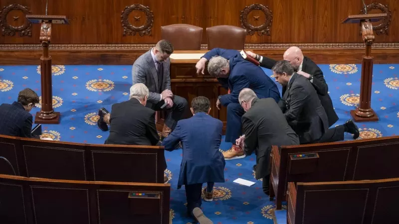 Representantes republicanos de la Cámara rezan en la Cámara Baja antes del cuarto día de votaciones del presidente en el Capitolio en Washington, DC.