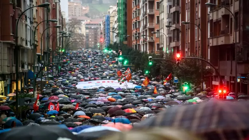 Manifestación anual en apoyo a los presos de ETA organizada por Sare bajo el lema 'Etxera bidera gertu' (el regreso a casa pronto), este sábado en Bilbao.