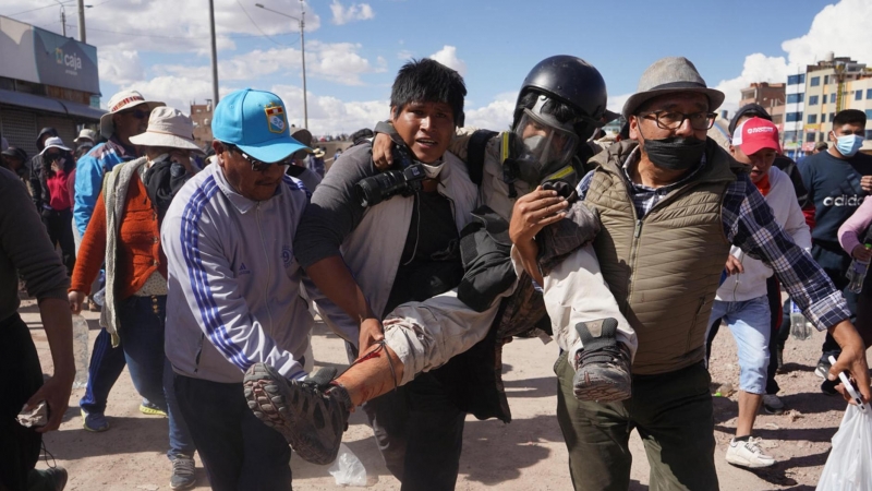 El fotógrafo de la Agencia EFE Aldair Mejía recibe el impacto de un proyectil lanzado por la policía hoy, durante los enfrentamientos entre manifestantes y la policía, en Juliaca (Peru).