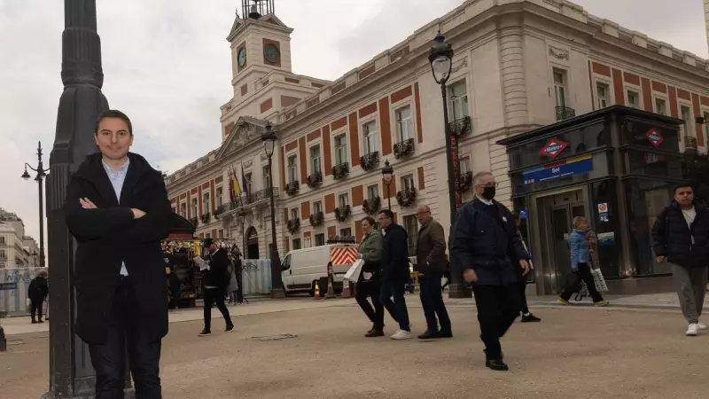 El secretario general del PSOE de Madrid, Juan Lobato, posa frente a la sede de la Comunidad de Madrid, situada en la Puerta del Sol, a 7 de diciembre de 2022