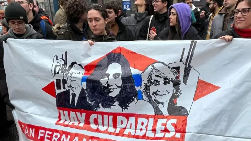 Manifestación de los vecinos afectados por las obras de la línea 7b de metro en la Puerta del Sol de Madrid.