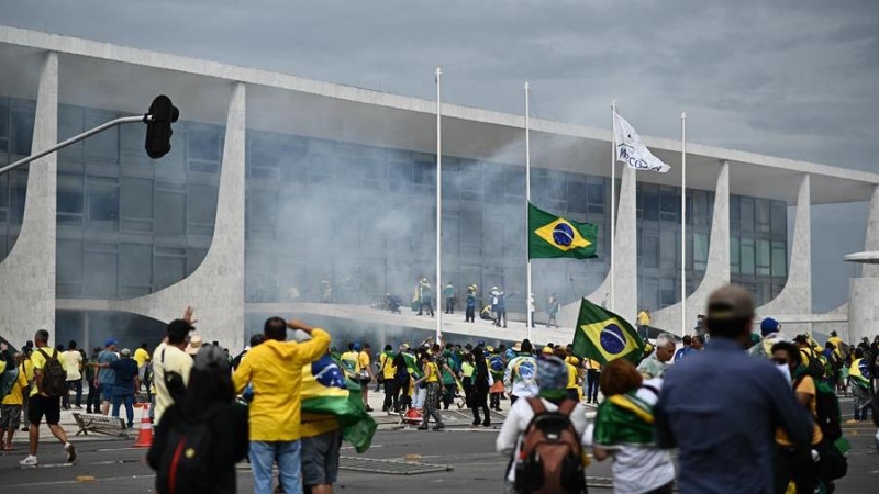 Seguidores de Bolsonaro invaden el Congreso de Brasil en Brasilia.
