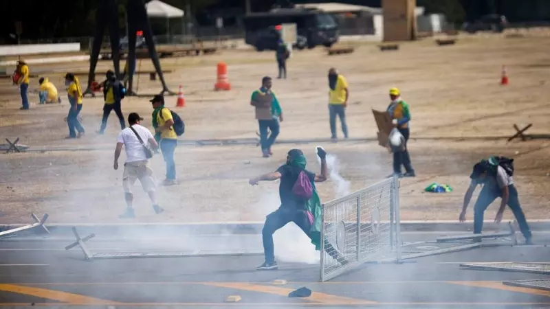 Seguidores de Bolsonaro lanzan objetos a la Policía tras invadir el Congreso de Brasil.
